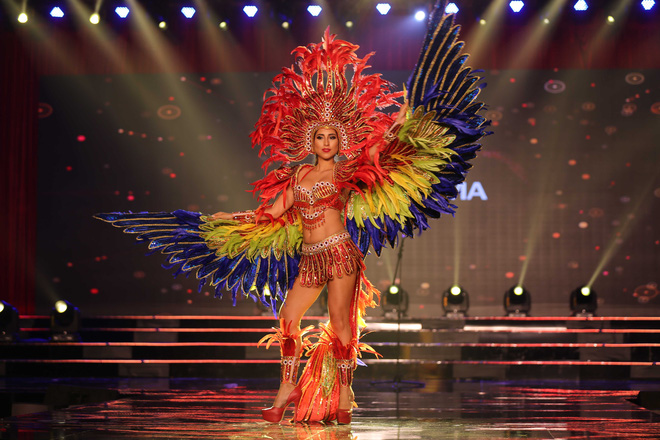 a hau huyen my mac ao dai nang 30kg dep noi bat lan at dan thi sinh trong dem thi trang phuc dan toc