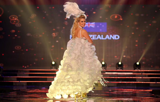 a hau huyen my mac ao dai nang 30kg dep noi bat lan at dan thi sinh trong dem thi trang phuc dan toc