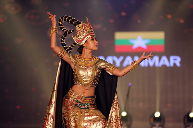 a hau huyen my mac ao dai nang 30kg dep noi bat lan at dan thi sinh trong dem thi trang phuc dan toc