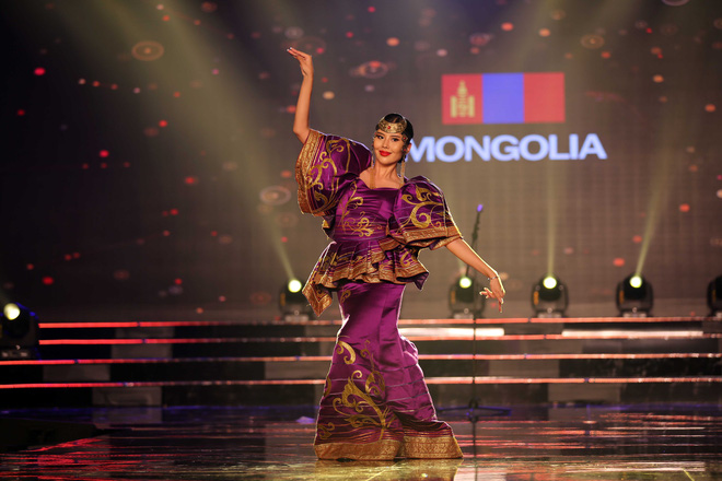 a hau huyen my mac ao dai nang 30kg dep noi bat lan at dan thi sinh trong dem thi trang phuc dan toc