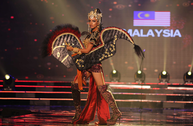 a hau huyen my mac ao dai nang 30kg dep noi bat lan at dan thi sinh trong dem thi trang phuc dan toc