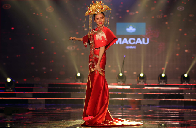 a hau huyen my mac ao dai nang 30kg dep noi bat lan at dan thi sinh trong dem thi trang phuc dan toc