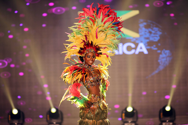 a hau huyen my mac ao dai nang 30kg dep noi bat lan at dan thi sinh trong dem thi trang phuc dan toc