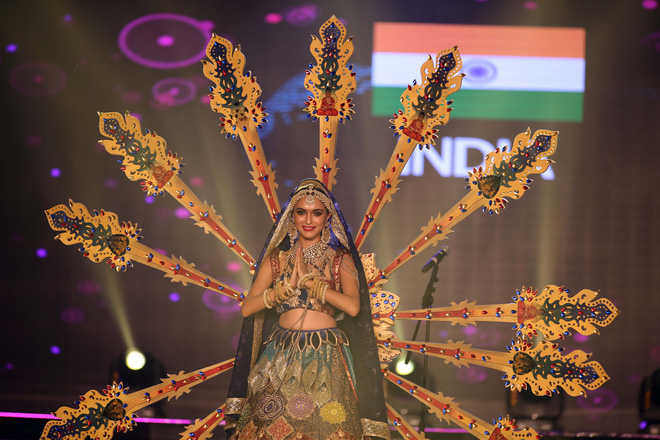 a hau huyen my mac ao dai nang 30kg dep noi bat lan at dan thi sinh trong dem thi trang phuc dan toc