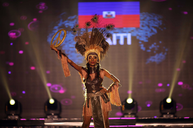 a hau huyen my mac ao dai nang 30kg dep noi bat lan at dan thi sinh trong dem thi trang phuc dan toc