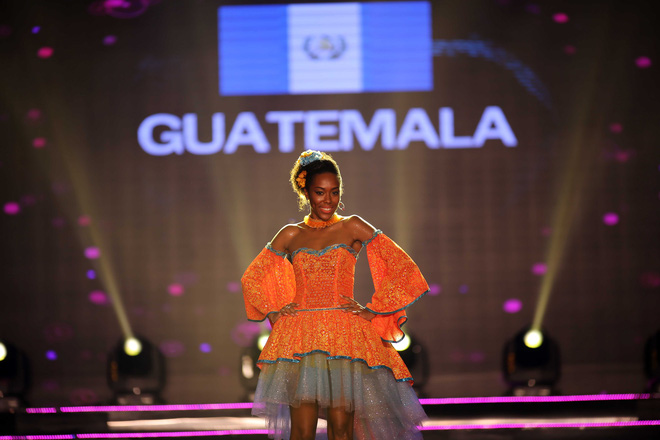 a hau huyen my mac ao dai nang 30kg dep noi bat lan at dan thi sinh trong dem thi trang phuc dan toc