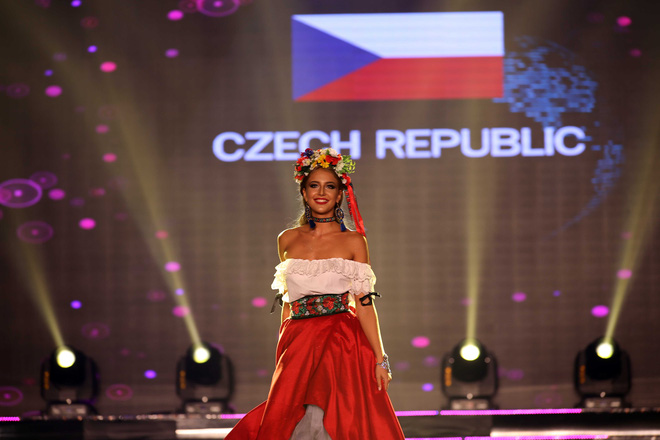 a hau huyen my mac ao dai nang 30kg dep noi bat lan at dan thi sinh trong dem thi trang phuc dan toc