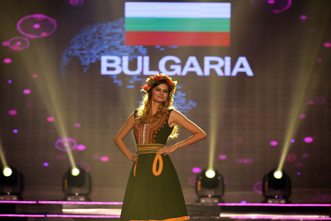 a hau huyen my mac ao dai nang 30kg dep noi bat lan at dan thi sinh trong dem thi trang phuc dan toc