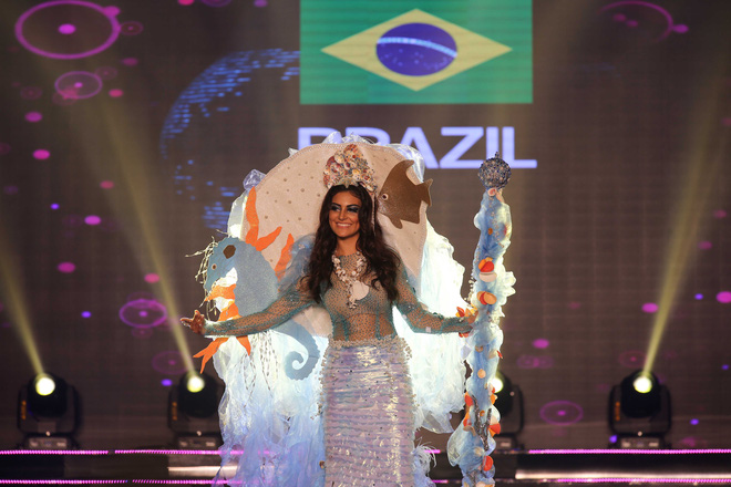 a hau huyen my mac ao dai nang 30kg dep noi bat lan at dan thi sinh trong dem thi trang phuc dan toc