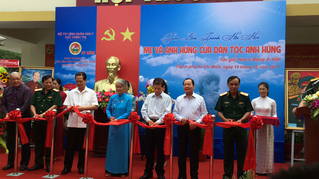 trien lam tranh me va anh hung cua dan toc anh hung