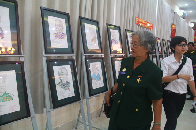 trien lam tranh me va anh hung cua dan toc anh hung