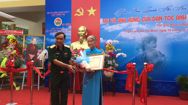 trien lam tranh me va anh hung cua dan toc anh hung