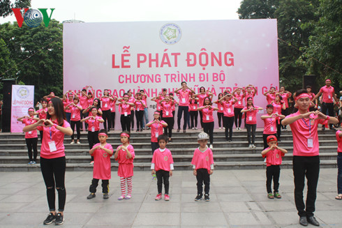 hon 10000 nguoi di bo chong bao hanh phu nu va tre em gai