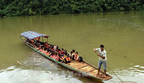 lai chau no luc dua hoc sinh dan toc thieu so den truong