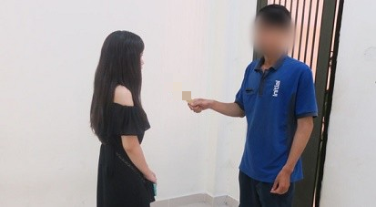 hang loat co gai bi nam thanh nien 18 tuoi dung dao cuop tai san o sai gon
