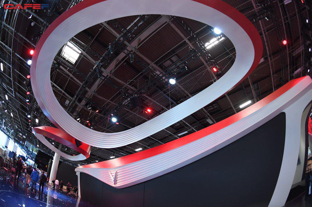 lo dien gian hang va san khau khung cua vinfast truoc them trien lam paris motor show 2018