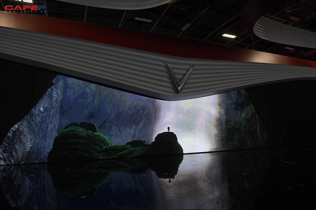 lo dien gian hang va san khau khung cua vinfast truoc them trien lam paris motor show 2018