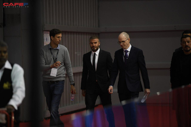 hot david beckham vua xuat hien day phong do va dang cap tai su kien ra mat o to vinfast o paris