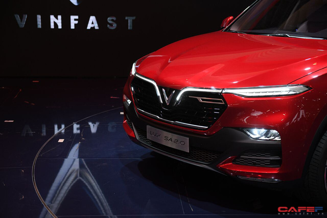 hot can canh chi tiet ngoai noi that cua 2 mau xe vinfast lux a20 vua ra mat hoanh trang tai paris motor show 2018