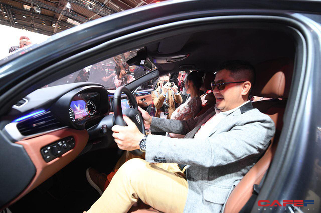 hot can canh chi tiet ngoai noi that cua 2 mau xe vinfast lux a20 vua ra mat hoanh trang tai paris motor show 2018