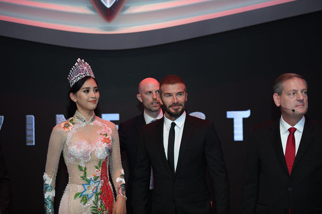 khoanh khac hoa hau tran tieu vy rang ro tu tin bat tay david beckham tai su kien ra mat vinfast