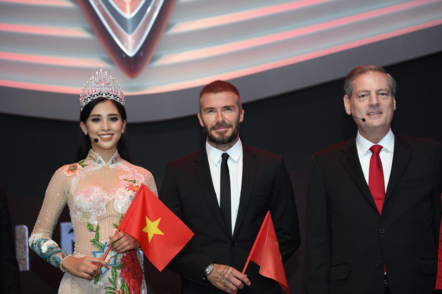 khoanh khac hoa hau tran tieu vy rang ro tu tin bat tay david beckham tai su kien ra mat vinfast