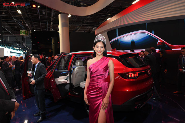 khoanh khac hoa hau tran tieu vy rang ro tu tin bat tay david beckham tai su kien ra mat vinfast