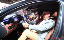 video motor lao voi toc do nhanh dam trung taxi 2 nguoi vang len khong trung