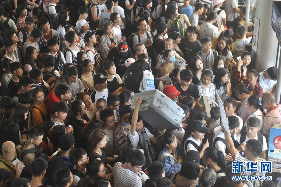 can canh mot nua dat nuoc trung quoc di chuyen trong ky nghi quoc khanh