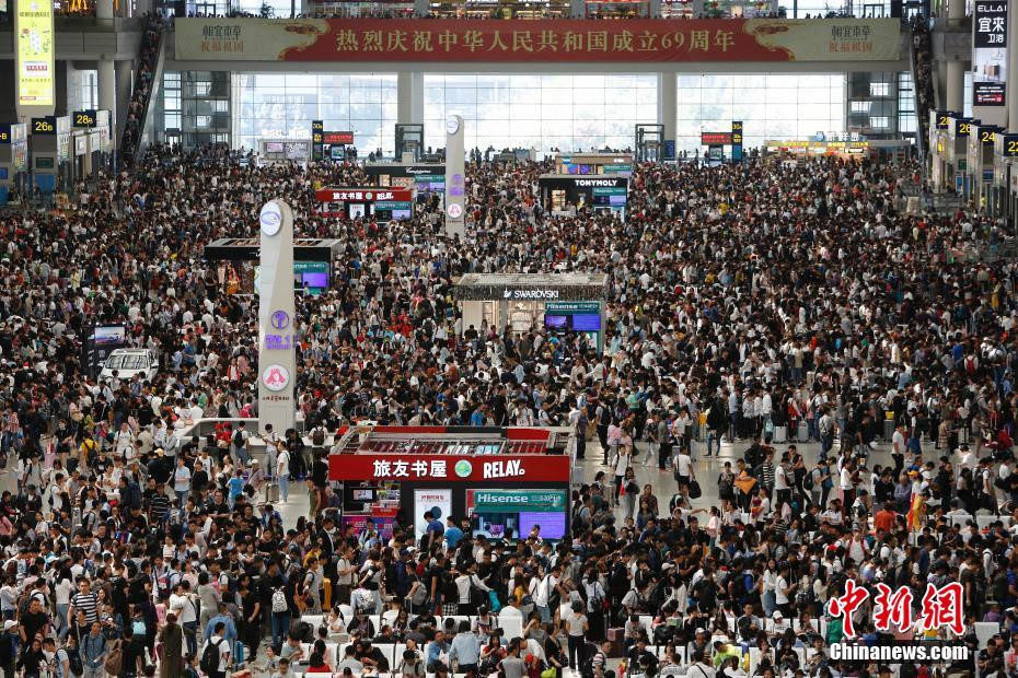 can canh mot nua dat nuoc trung quoc di chuyen trong ky nghi quoc khanh