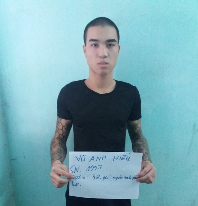 nam dinh 3 thanh nien dung mat na va vu khi bat 2 co gai tre de ban cho quan karaoke