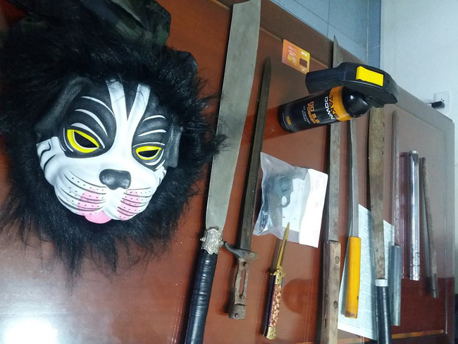 nam dinh 3 thanh nien dung mat na va vu khi bat 2 co gai tre de ban cho quan karaoke