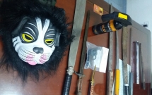 nam dinh 3 thanh nien dung mat na va vu khi bat 2 co gai tre de ban cho quan karaoke