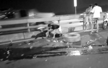 video hang loat nguoi chay tan loan vi lop xe tai no tung nhu bom