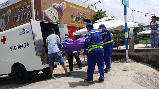 nguoi dan danh ca hot hoang phat hien thi the thanh nien troi gan ben buyt song sai gon