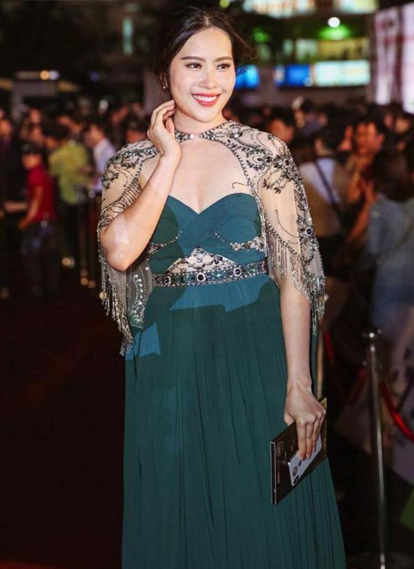 nam em xuat hien voi vong 2 to bat thuong gay chu y