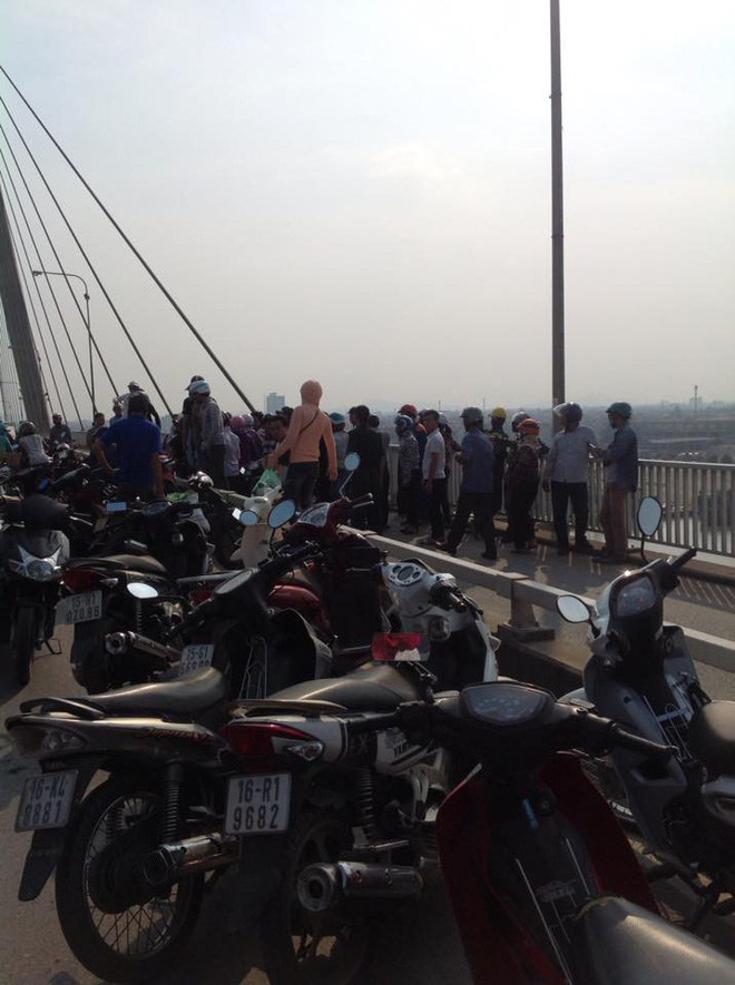 hai phong nam thanh nien nhay cau tu tu ban gai bat luc gao khoc tham thiet