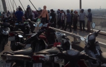 hai phong nam thanh nien nhay cau tu tu ban gai bat luc gao khoc tham thiet