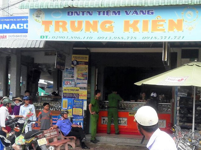 ca mau bat giu nam thanh nien vao tiem vang cuop giat