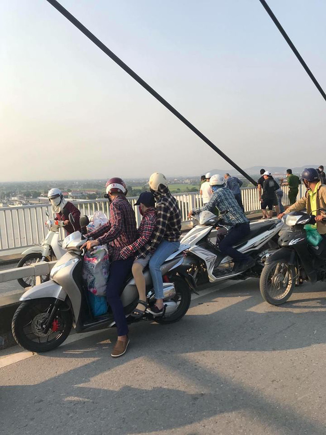 hai phong co gai bat luc nhin ban trai nhay xuong song cam tu tu