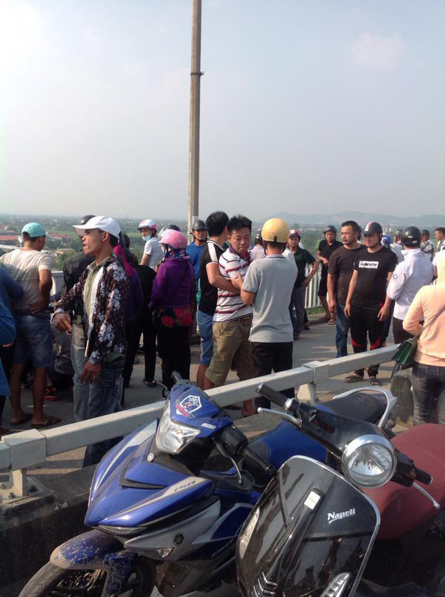 hai phong co gai bat luc nhin ban trai nhay xuong song cam tu tu