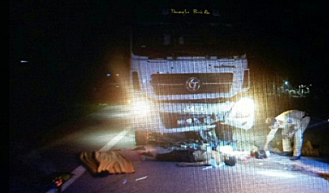 xe may doi dau kinh hoang voi xe tai 2 thanh nien chet tham