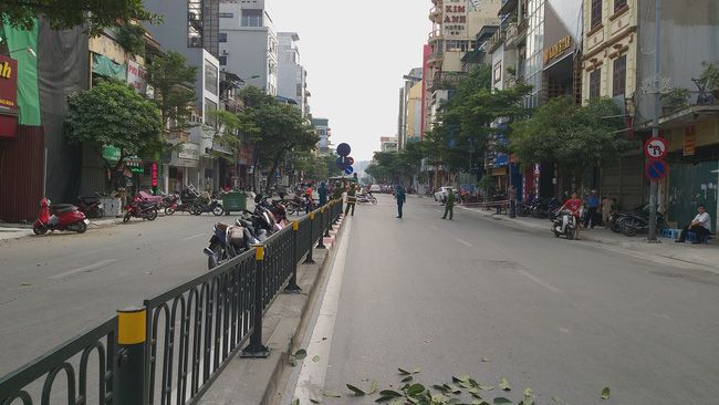 ha noi cay da co thu bat ngo do chan ngang duong tai xe thot tim khi thoat nan