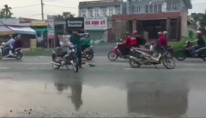 2 xe may doi dau truc dien 3 nguoi nam bat dong tren duong o sai gon