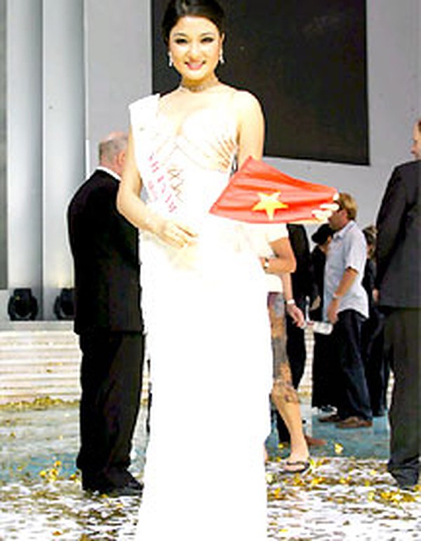 tran tieu vy gap ap luc gi khi tham gia hoa hau the gioi