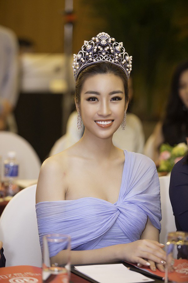 tran tieu vy gap ap luc gi khi tham gia hoa hau the gioi