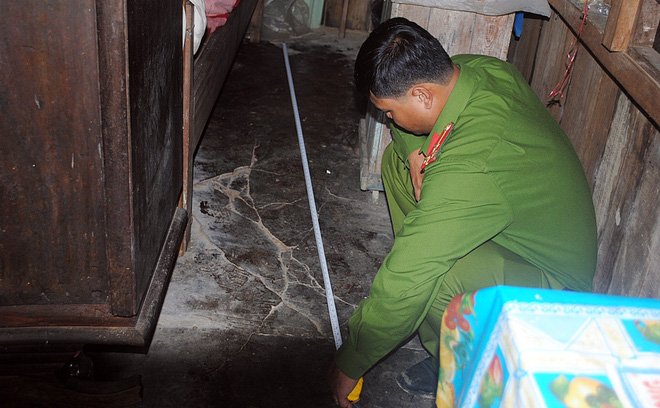 thanh nien 16 tuoi dam cu ba trong thuong cuop 503000 dong de mua 1 goi mi tom roi dua ve cho me