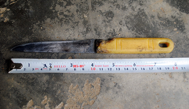 thanh nien 16 tuoi dam cu ba trong thuong cuop 503000 dong de mua 1 goi mi tom roi dua ve cho me