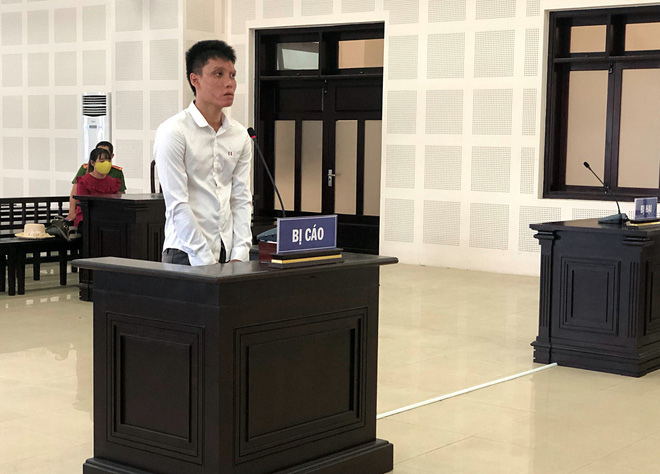 cuong ghen nam thanh nien 19 tuoi tat axit vao mat nguoi yeu roi dam dao vao bung tu sat