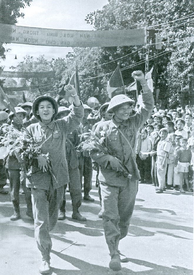 nhan dan xuc dong don doan quan chien thang tro ve ngay giai phong thu do